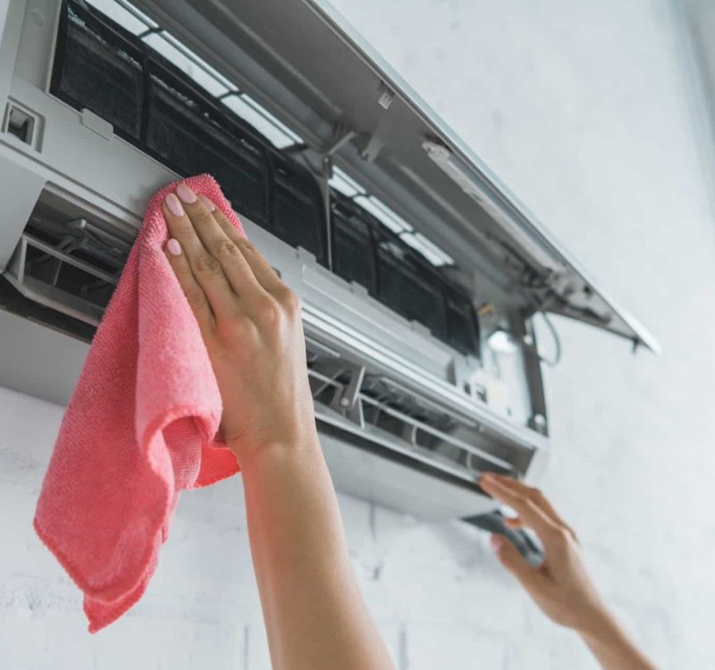 technicien entrain de nettoyer des conduits de ventilation