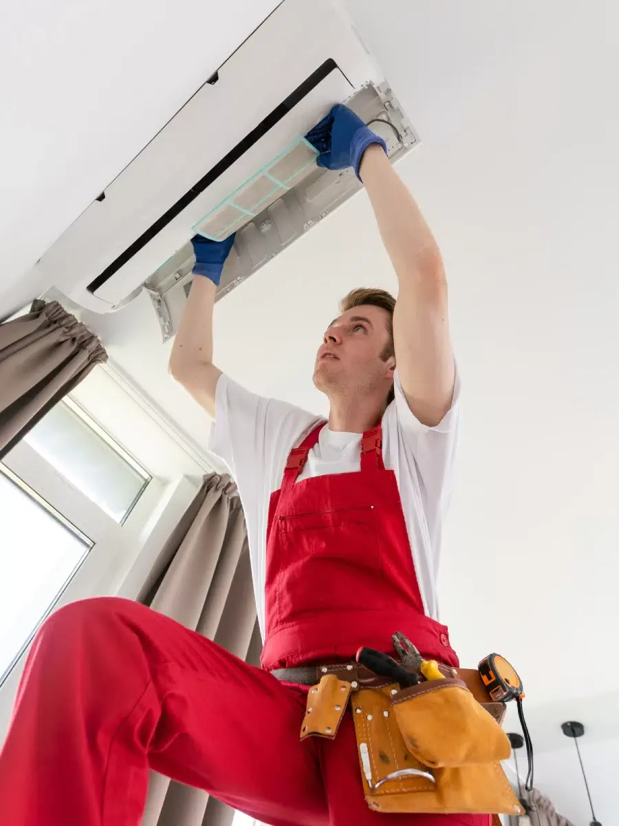 technicien entrain de nettoyer des conduits de ventilation